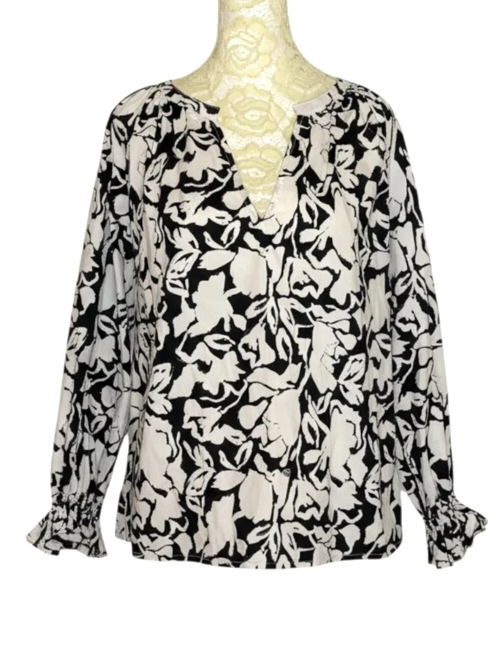 Evereve Jordy Peasant Top Blouse Shirt Split Neck Floral Black White M - Picture 2 of 9